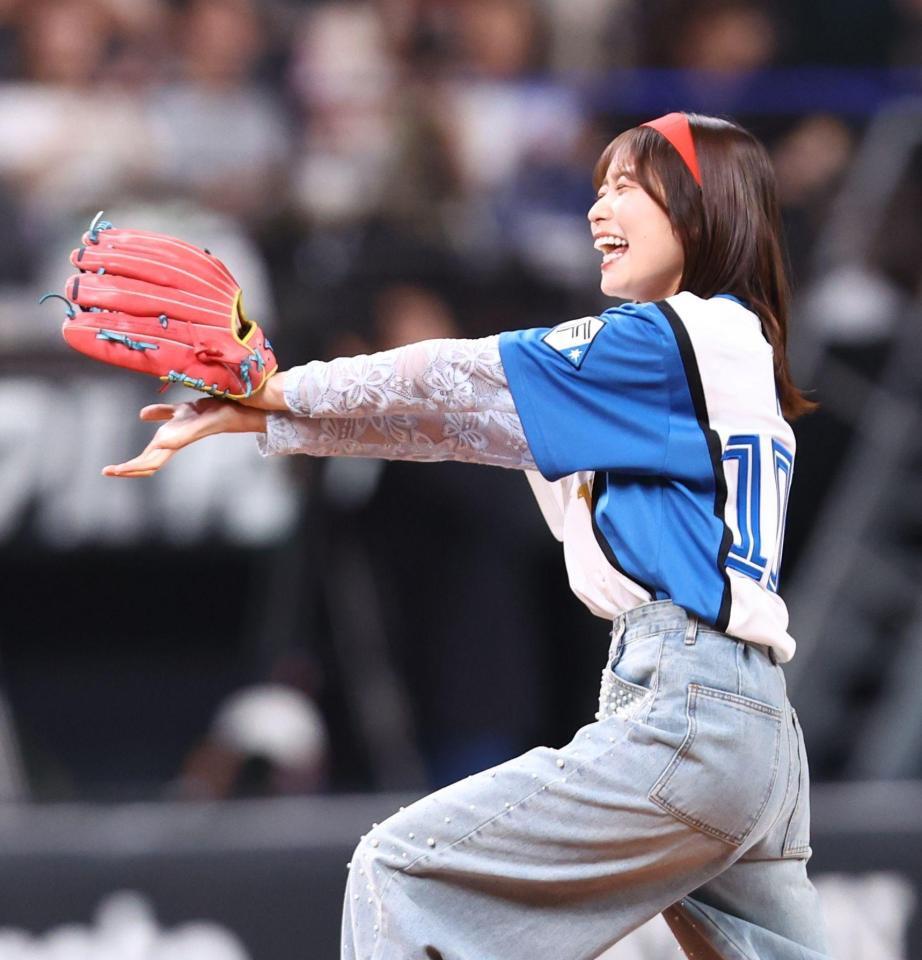 ファーストピッチセレモニーで投球し、波動拳のポーズをとる丹生明里（撮影・中島達哉）