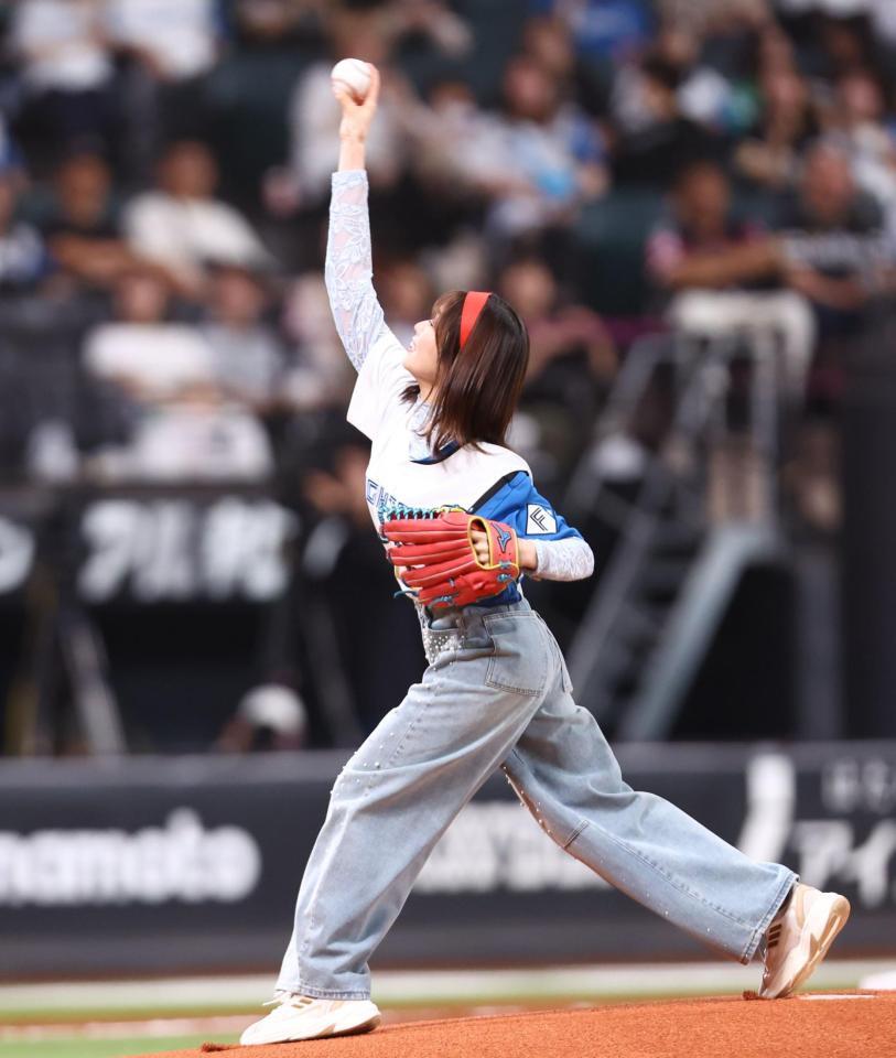 ファーストピッチセレモニーで投球する丹生明里（撮影・中島達哉）