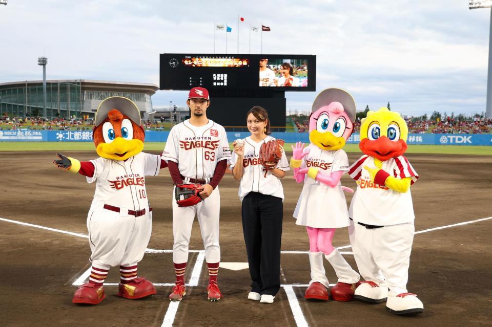 始球式を務めた加藤夏希（中央、楽天野球団提供）