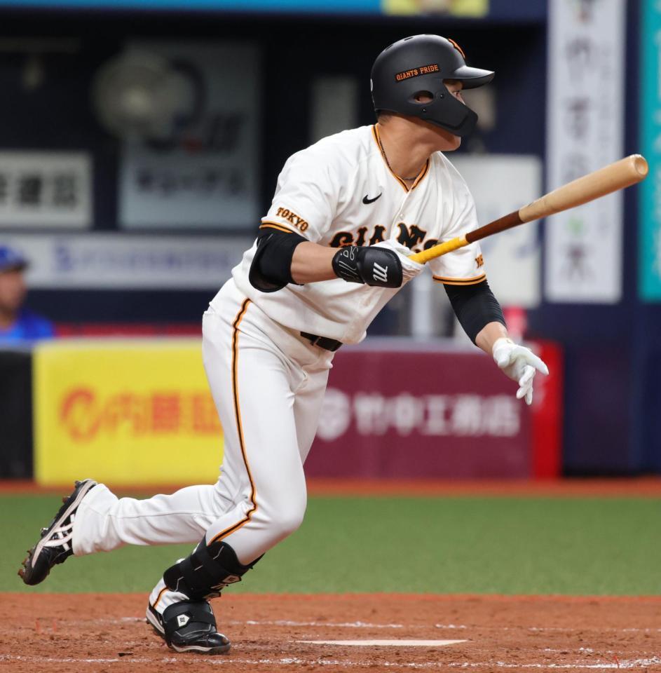 ５回、代打・中山は中前打を放つ（撮影・坂部計介）