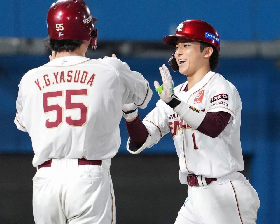 ５回、先制３ランを放ちＹＧ安田（左）とタッチを交わす宗山