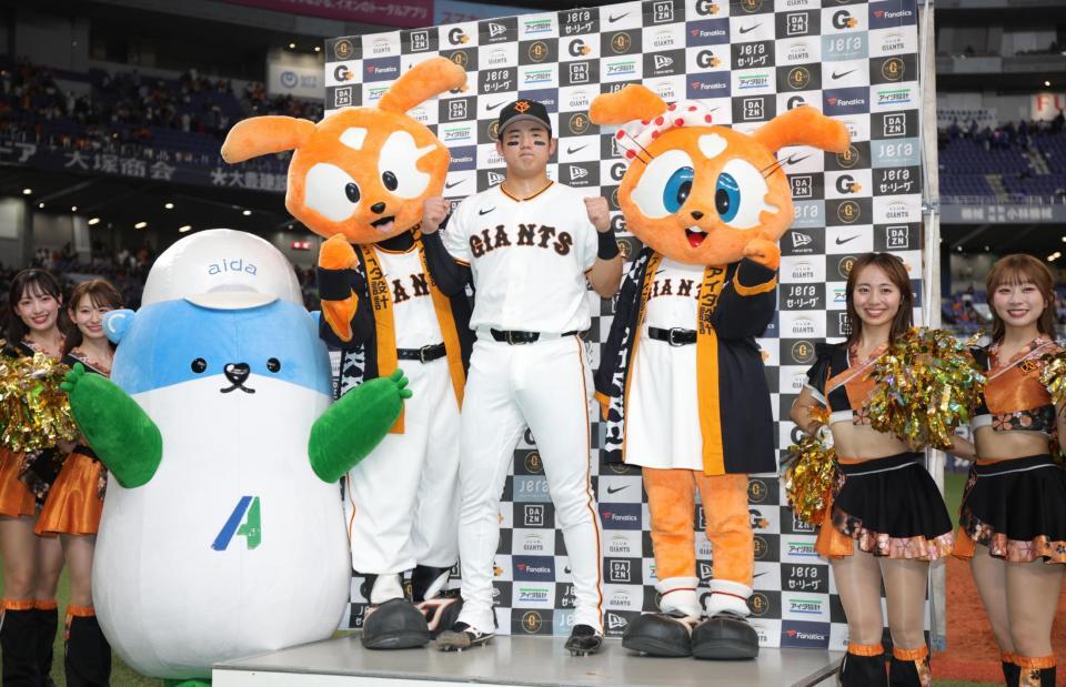 お立ち台でポーズをとる石塚（撮影・坂部計介）
