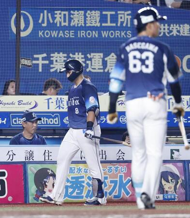 　９回、ロッテにリードを許す展開を見つめる西武・西口監督（左）