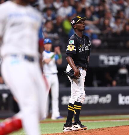 ８回、カストロ（左）に勝ち越し打を許し、肩を落とすモイネロ（撮影・中島達哉）
