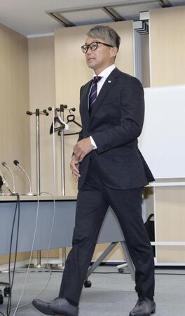 引退会見に臨む石川（撮影・西岡正）