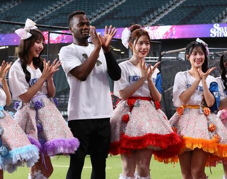 日本ハム練習前、偶然グラウンドに居たモイネロ（中央）がＳＷＥＥＴ　ＳＴＥＡＤＹと記念撮影する（撮影・中島達哉）