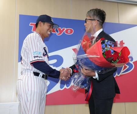 あいさつの後、石川（右）と握手する山野（撮影・西岡正）