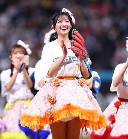 ファーストピッチセレモニーで投球し、笑顔を見せるＳＷＥＥＴ　ＳＴＥＡＤＹ・庄司なぎさ（撮影・中島達哉）