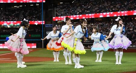試合前、パフォーマンスを披露するＳＷＥＥＴ　ＳＴＥＡＤＹ（撮影・中島達哉）
