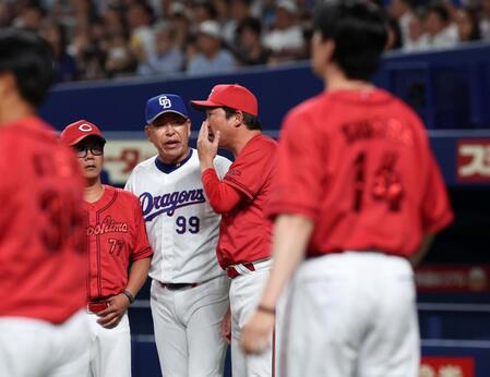 ７回、ターノックが石伊に死球を与えてしまい、井上監督と話し込む新井監督（中央）＝撮影・北村雅宏