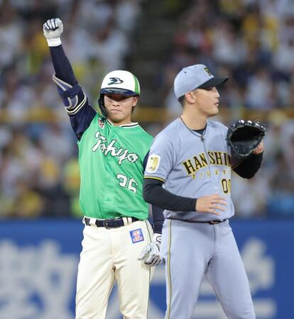 １回、先制二塁打を放ち、ベンチへ向かって手を上げる西村（撮影・西岡正）
