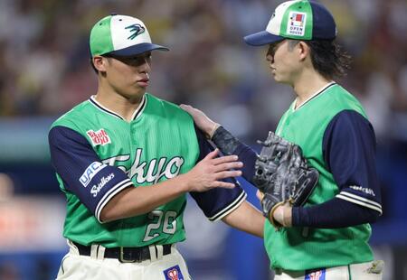 ５回、無失点に抑え、長岡（右）を迎える山野（撮影・西岡正）