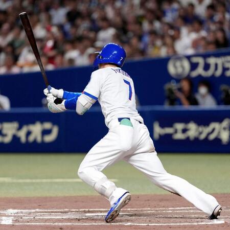 ７回、福永が右翼線に２点三塁打を放つ