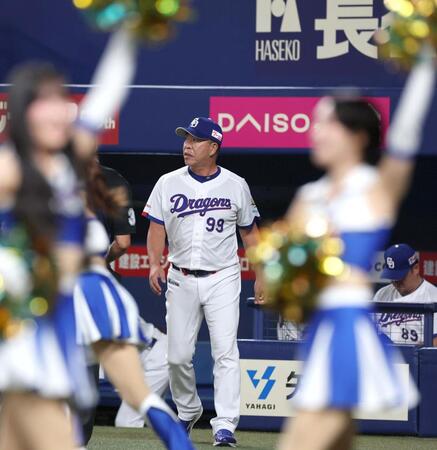 ５回を終え、選手交代を告げに行く井上監督（撮影・北村雅宏）