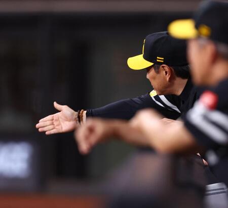 １０回、レイエスを申告敬遠する小久保監督（撮影・中島達哉）