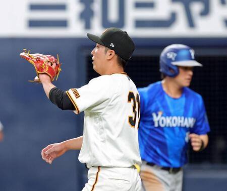 １０回、代打・宮下に適時打を打たれ勝ち越しを許す赤星。右は生還した神里（撮影・立川洋一郎）