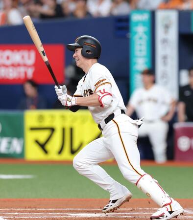 ６回、左前へ先制適時打を放つ松本（撮影・立川洋一郎）