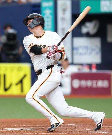 ５回、左前打を放つ坂本（撮影・立川洋一郎）