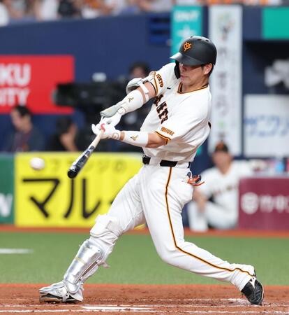 ２回、右前打を放つ大城（撮影・立川洋一郎）