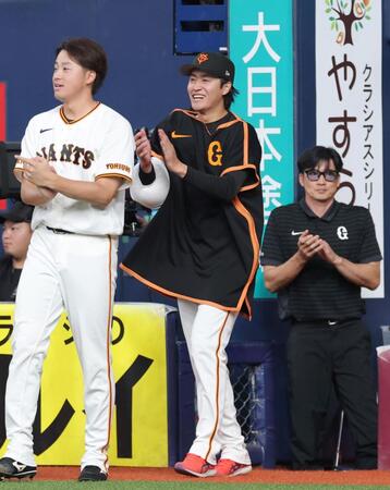 ７回、二走・牧の二塁アウトでリプレー検証後も判定は変わらず、手をたたいて喜ぶ西舘（中央）＝撮影・立川洋一郎