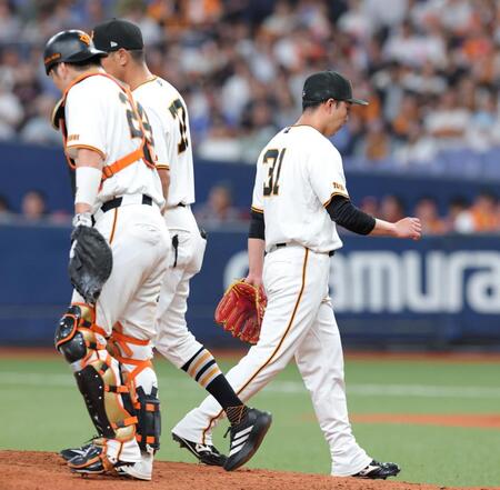 １０回、勝ち越しを許しマウンドを降りる赤星（右）＝撮影・立川洋一郎