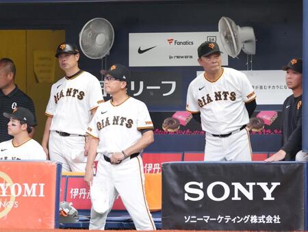 １０回、勝ち越しを許し渋い表情を見せる橋上監督代行（右から２人目）＝撮影・立川洋一郎