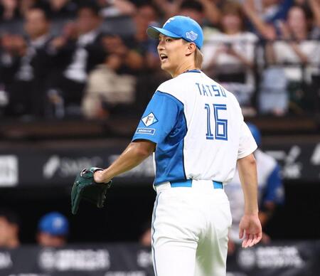 ８回を１失点に抑え、ベンチに戻る達（撮影・中島達哉）