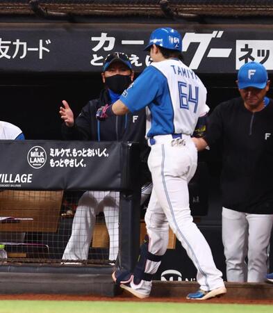 ４回、先制ソロを放った田宮（６４）を迎える新庄監督（撮影・中島達哉）