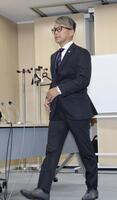 引退会見に臨む石川（撮影・西岡正）