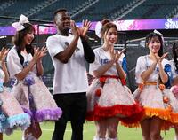 日本ハム練習前、偶然グラウンドに居たモイネロ（中央）がＳＷＥＥＴ　ＳＴＥＡＤＹと記念撮影する（撮影・中島達哉）