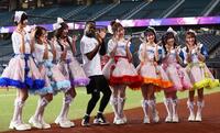 練習前に偶然グラウンドにいたモイネロ（中央）と記念撮影するＳＷＥＥＴ　ＳＴＥＡＤＹ（撮影・中島達哉）