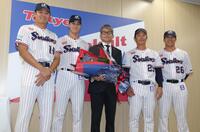 花束贈呈の後に並ぶ（左から）奥川、高橋、石川、小川、山野（撮影・西岡正）