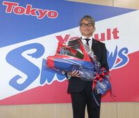 会見の後、花束を手にするヤクルト・石川雅規＝東京都港区の球団事務所（撮影・西岡正）