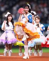 ファーストピッチセレモニーで投球するＳＷＥＥＴ　ＳＴＥＡＤＹ・庄司なぎさ（撮影・中島達哉）