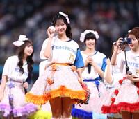 ファーストピッチセレモニーに登場したＳＷＥＥＴ　ＳＴＥＡＤＹ・庄司なぎさ（撮影・中島達哉）