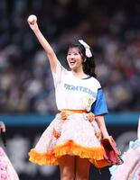 ファーストピッチセレモニーに登場したＳＷＥＥＴ　ＳＴＥＡＤＹ・庄司なぎさ（撮影・中島達哉）