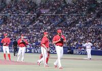７回途中、交代を告げられマウンドを降りるターノック（中央右）＝撮影・北村雅宏