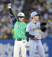 １回、先制二塁打を放ち、ベンチへ向かって手を上げる西村（撮影・西岡正）