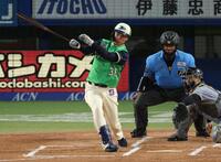 １回、先制適時二塁打を放つ西村（撮影・金田祐二）
