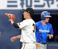 １０回、代打・宮下に適時打を打たれ勝ち越しを許す赤星。右は生還した神里（撮影・立川洋一郎）