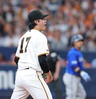 ６回、蝦名を空振り三振に仕留めてほえる西舘（撮影・立川洋一郎）