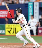 ６回、左前へ先制適時打を放つ松本（撮影・立川洋一郎）