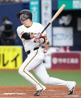 ５回、左前打を放つ坂本（撮影・立川洋一郎）