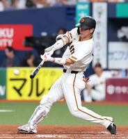 ２回、右前打を放つ大城（撮影・立川洋一郎）