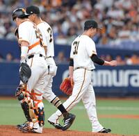 １０回、勝ち越しを許しマウンドを降りる赤星（右）＝撮影・立川洋一郎