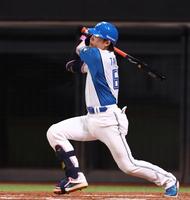 ４回、右越えに先制ソロを放つ田宮（撮影・中島達哉）