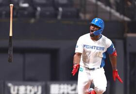 　８回、勝ち越し打を放ち、ベンチに向かって雄たけびを上げるカストロ（撮影・中島達哉）