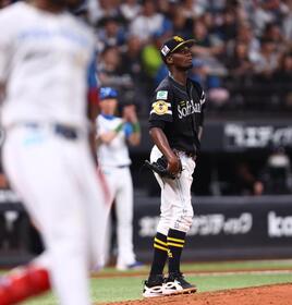８回、カストロ（左）に勝ち越し打を許し、肩を落とすモイネロ（撮影・中島達哉）