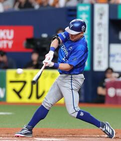 ８回、中前へ同点適時打を放つ代打・筒香（撮影・立川洋一郎）
