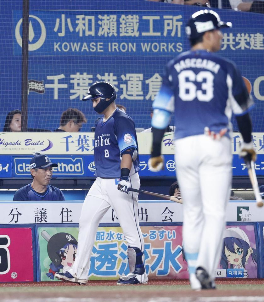 　９回、ロッテにリードを許す展開を見つめる西武・西口監督（左）